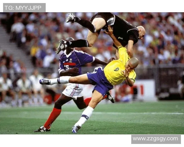 足球明星九爷挂画展现传奇风采与激情瞬间的完美结合 足球明星九爷挂画展现传奇风采与激情瞬间的完美结合