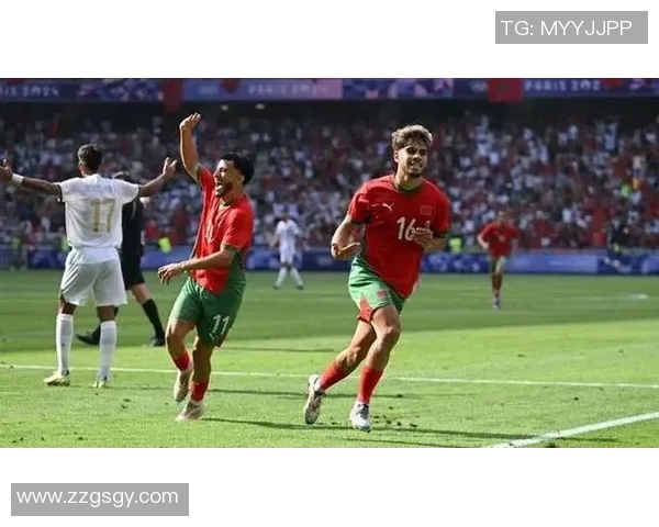 足球明星与儿子的温情故事在绿茵场上绽放的亲情与梦想交织的旅程 足球明星与儿子的温情故事在绿茵场上绽放的亲情与梦想交织的旅程